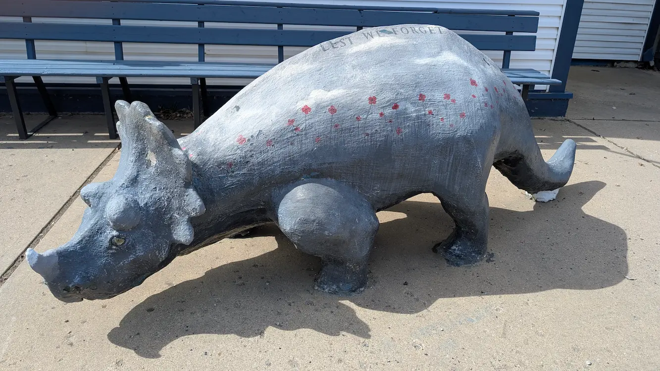 A image of a dinosaur statue Lee