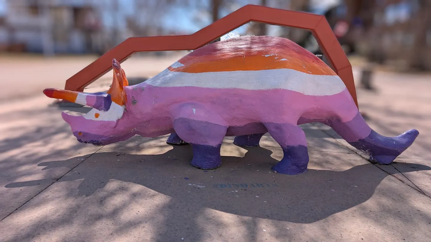 A image of a dinosaur statue Leslie