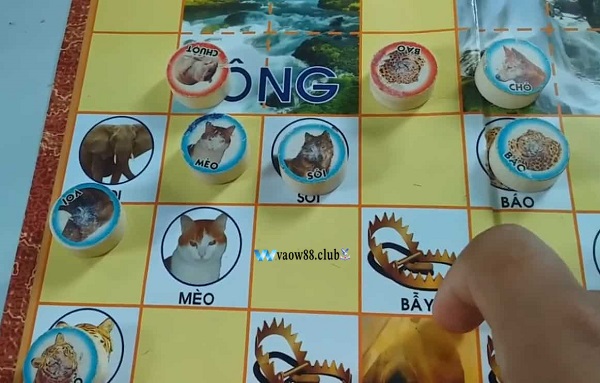 Các quân cờ có thể di chuyển một ô vuông trong một lượt