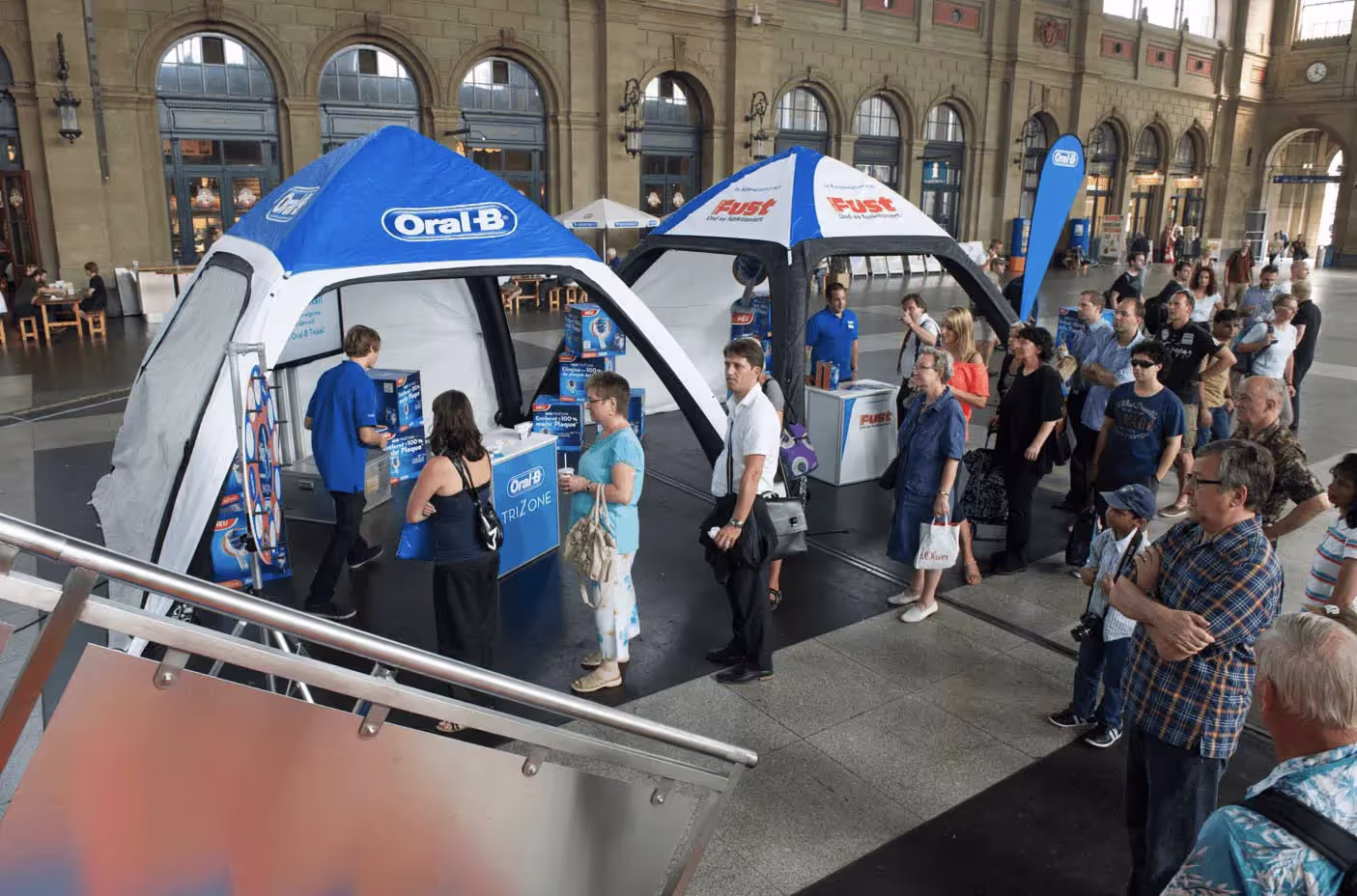 Promotion Stand von Oral-B Außenbereich