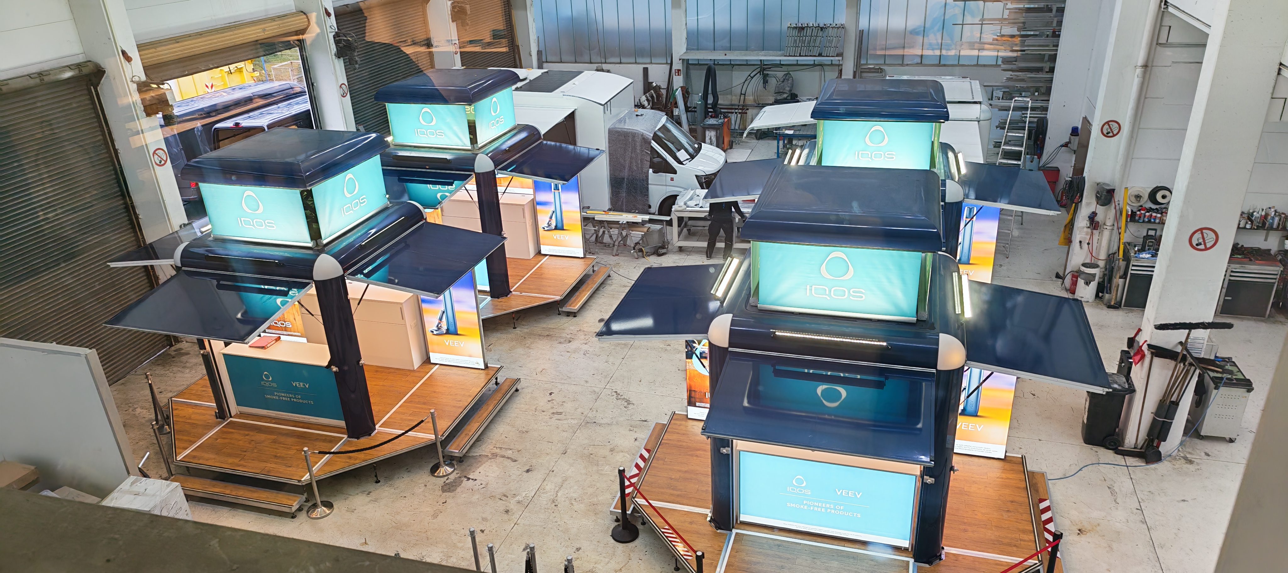 Marchi Promo Cube mit IQOS Branding Außenansicht seitlich