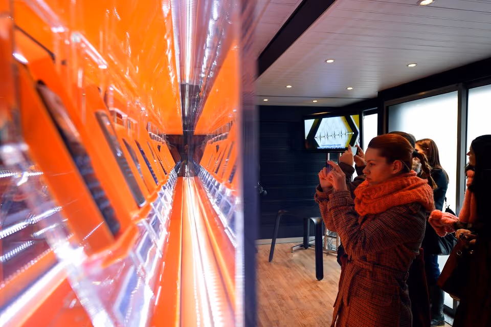Orange Showroom Kunden vor Mobilgeräten