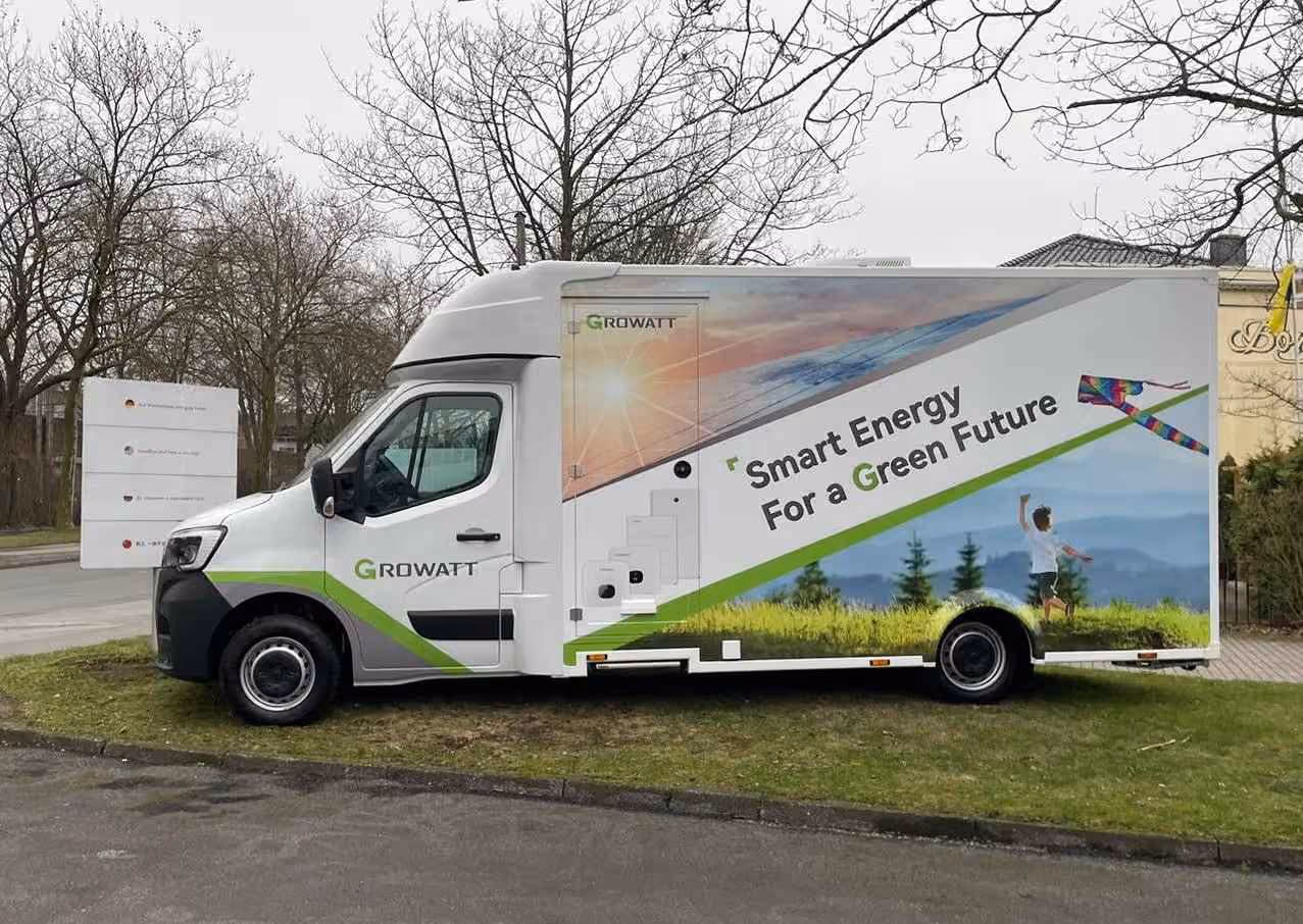 Growatt Infomobil Van mit "Smart Energy für grüne Zukunft" Beschriftung und Naturmotiv.