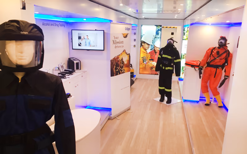 Moderne Ausstellung mit Mannequins in Schutzausrüstung und Feuerwehruniformen in blau beleuchtetem Showroom.