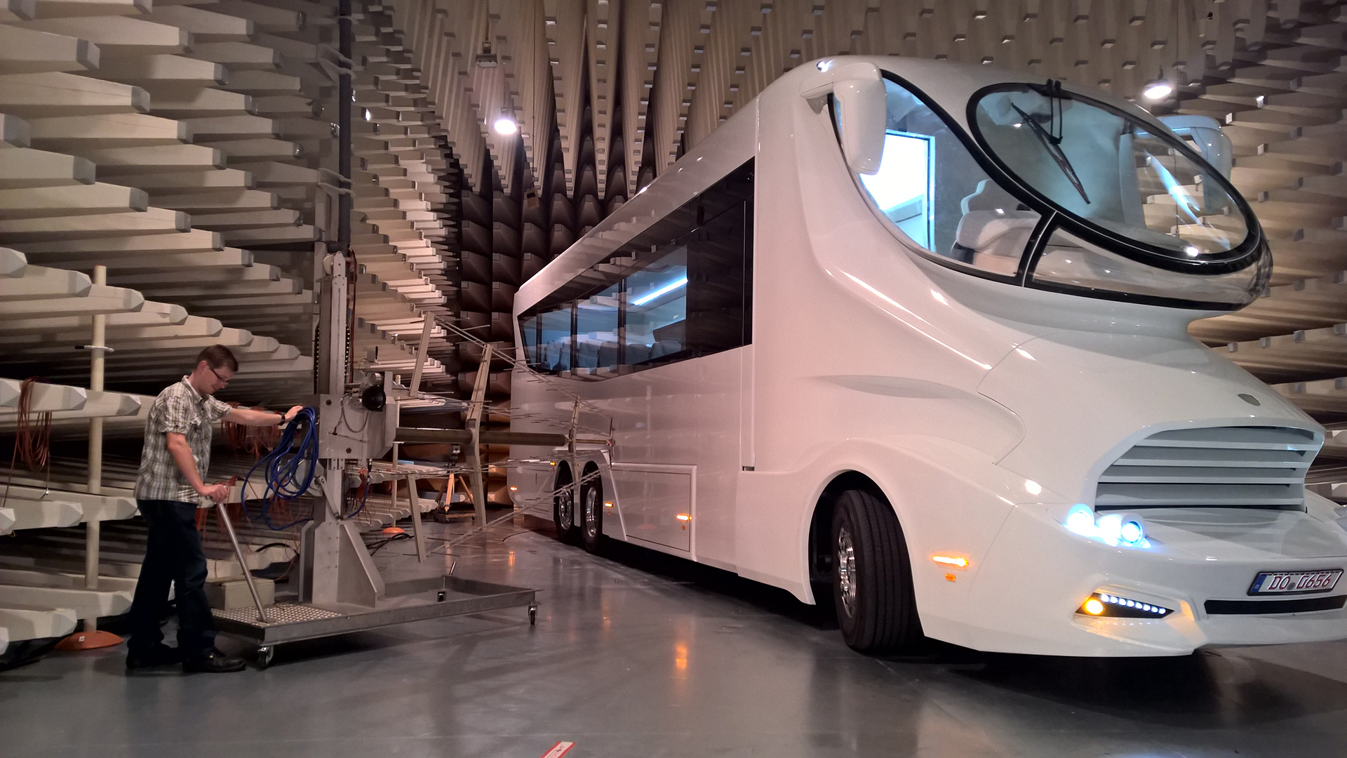 Weißer eleMMent Visione Designtruck in Fertigungsgarage.