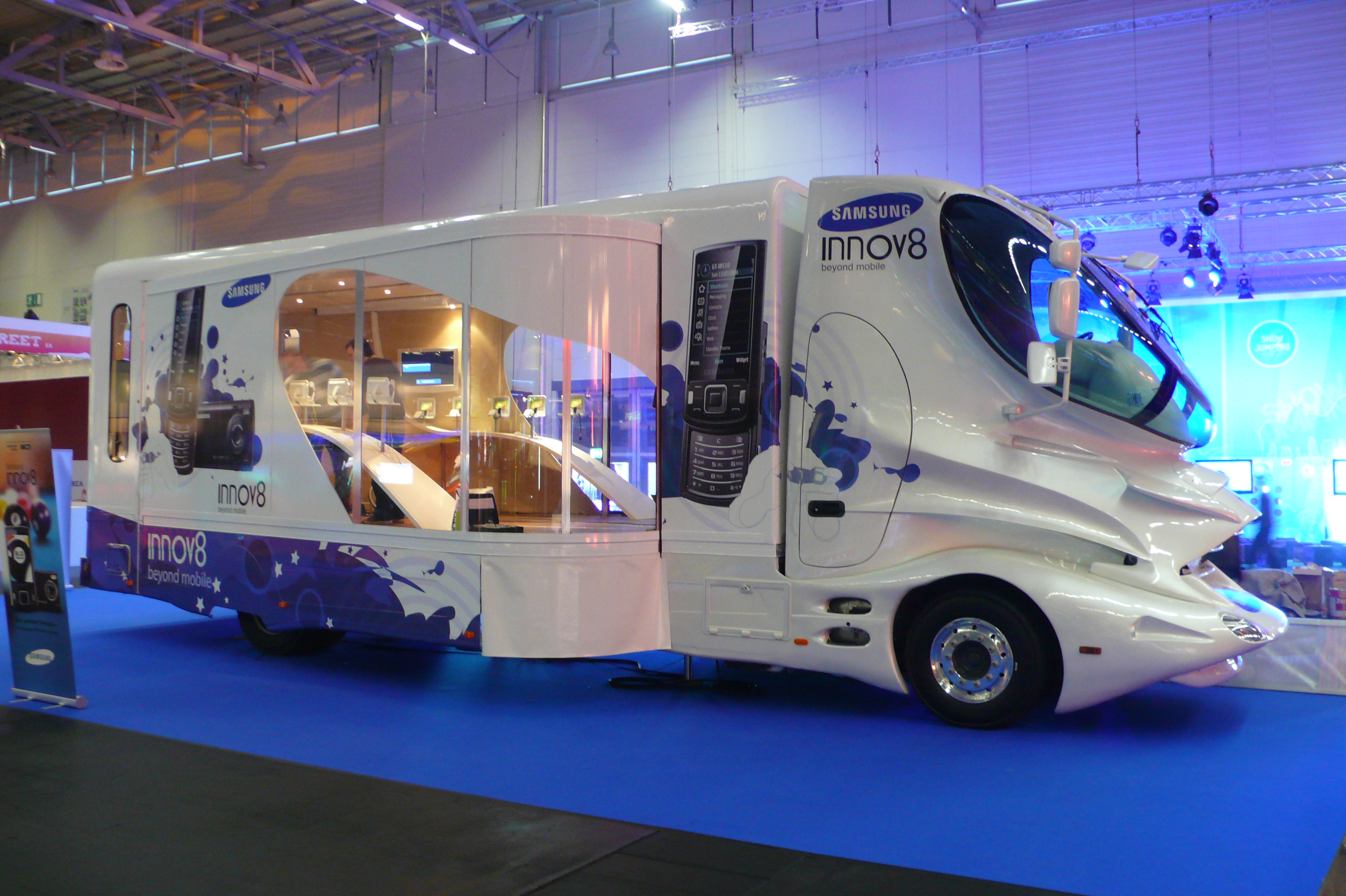 Samsung Innov8 Design-Truck mit moderner weißer Karosserie und blauer Beleuchtung auf Messe.