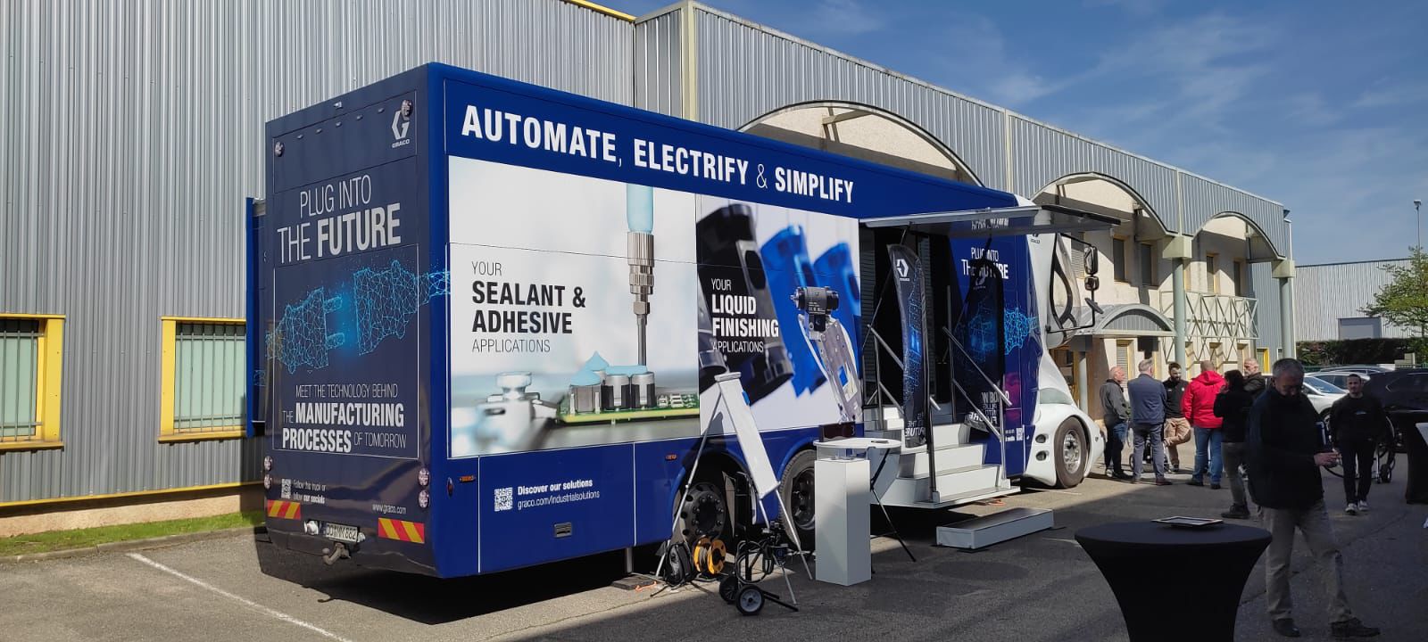 Design-Truck mit blauer Lackierung zeigt Fertigungstechnologien für Automatisierung und Elektrifizierung.