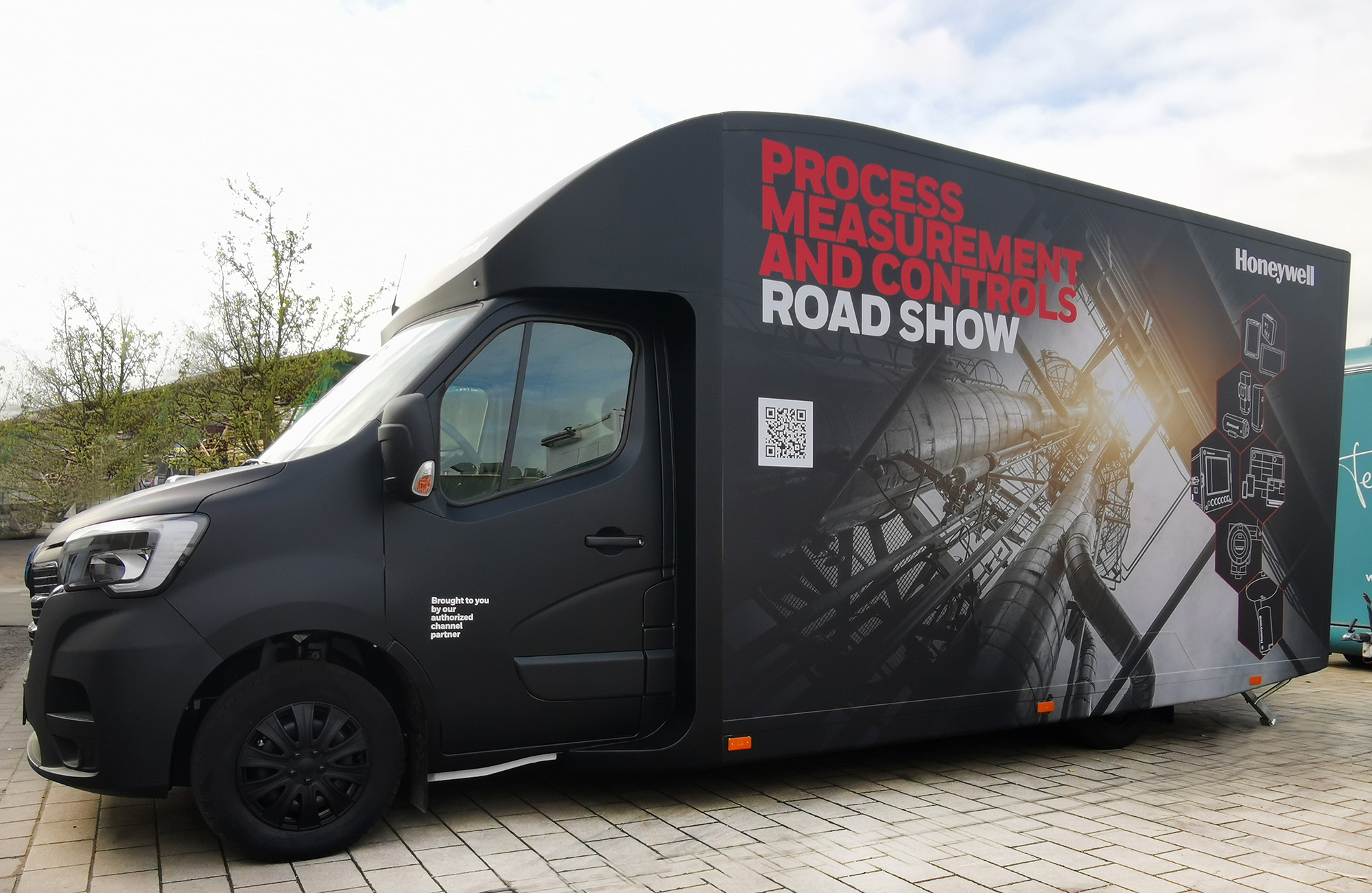 Schwarz lackierter Promotion-Van von Honeywell. Seitlich gebrandet mit dem Spruch "Process Measurement And Controls Road Show".