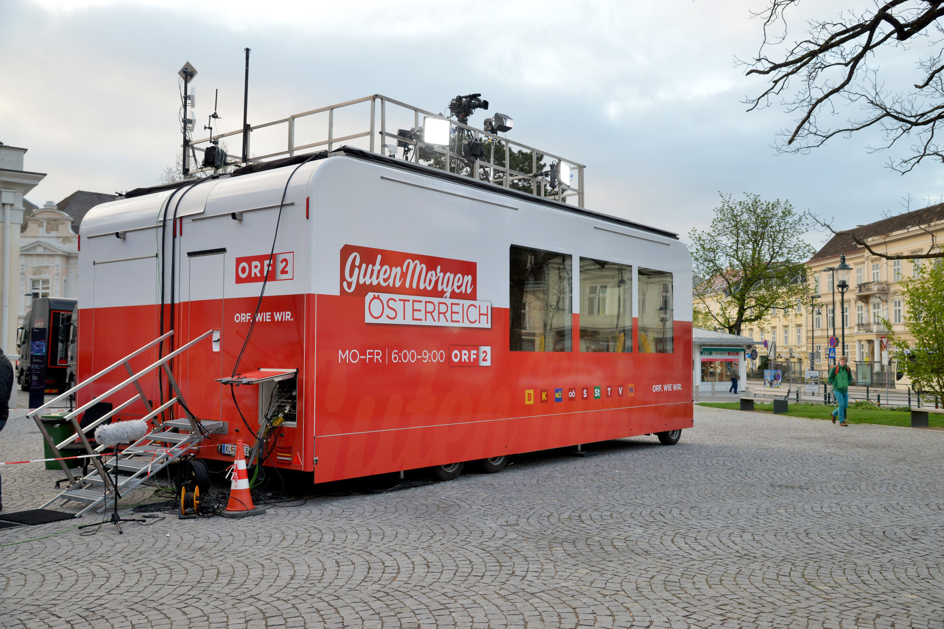 ORF Mobilstudio mit roter und weißer Lackierung auf europäischem Platz.