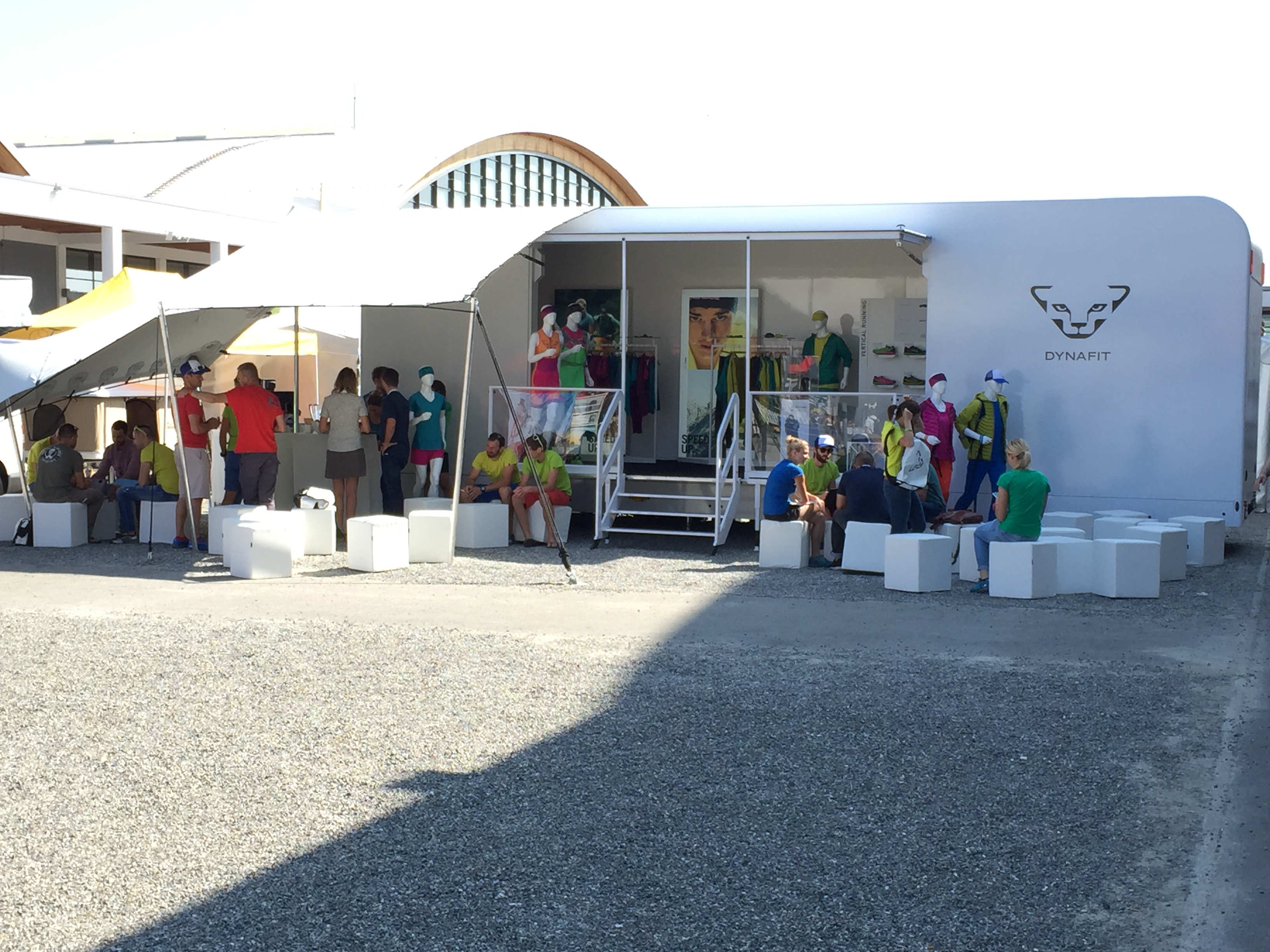 Marchi Lite Pop-Up-Store mit Dynafit Marke auf outdoor Event, Besucher schauen Kleidung.