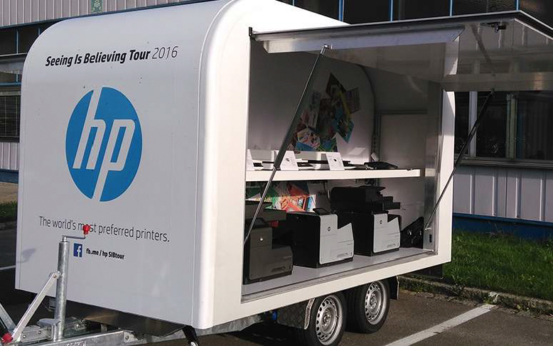Kleiner HP Präsentations-PKW-Anhänger mit Druckern und "Seeing Is Believing Tour 2016" Slogan.