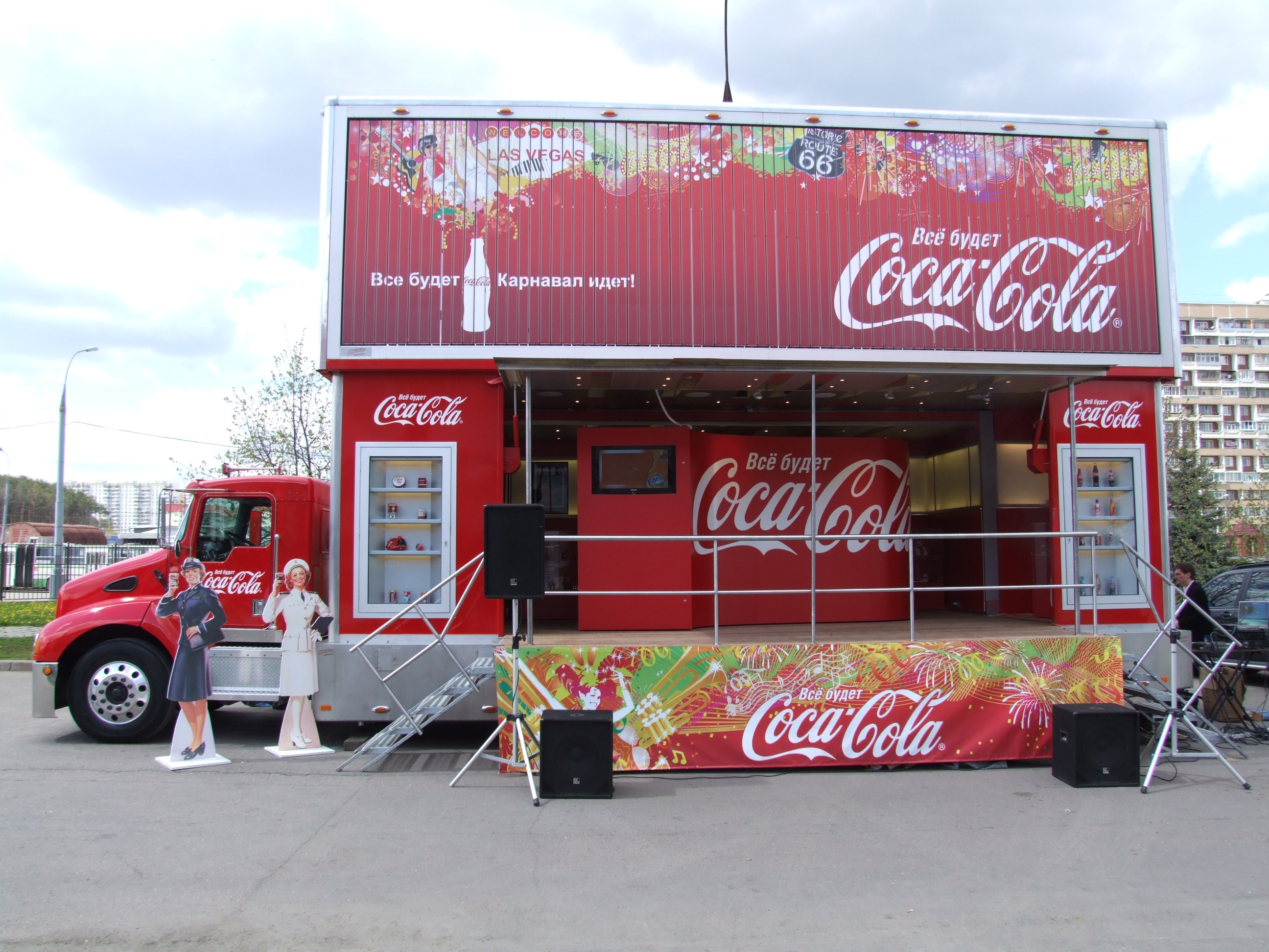 Roter Coca-Cola Museums-Truck mit hochgefahrenen Außenwänden und Branding.