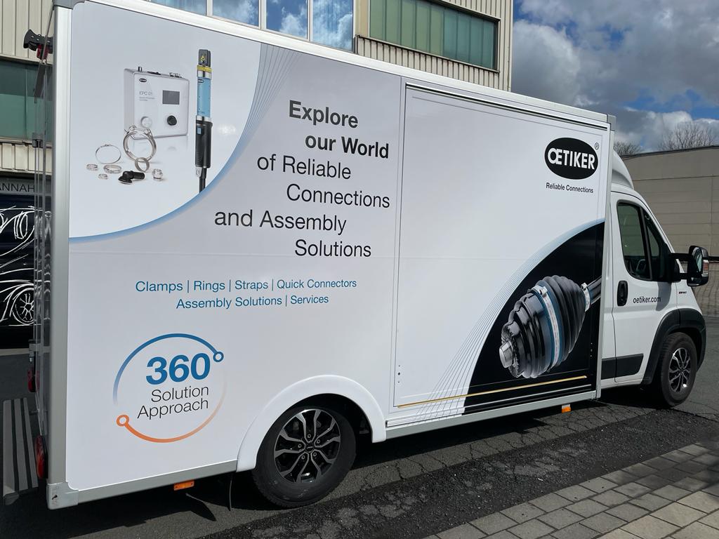 CETIKER-Promotionvan mit Werbung für zuverlässige Verbindungs- und Montagelösungen.