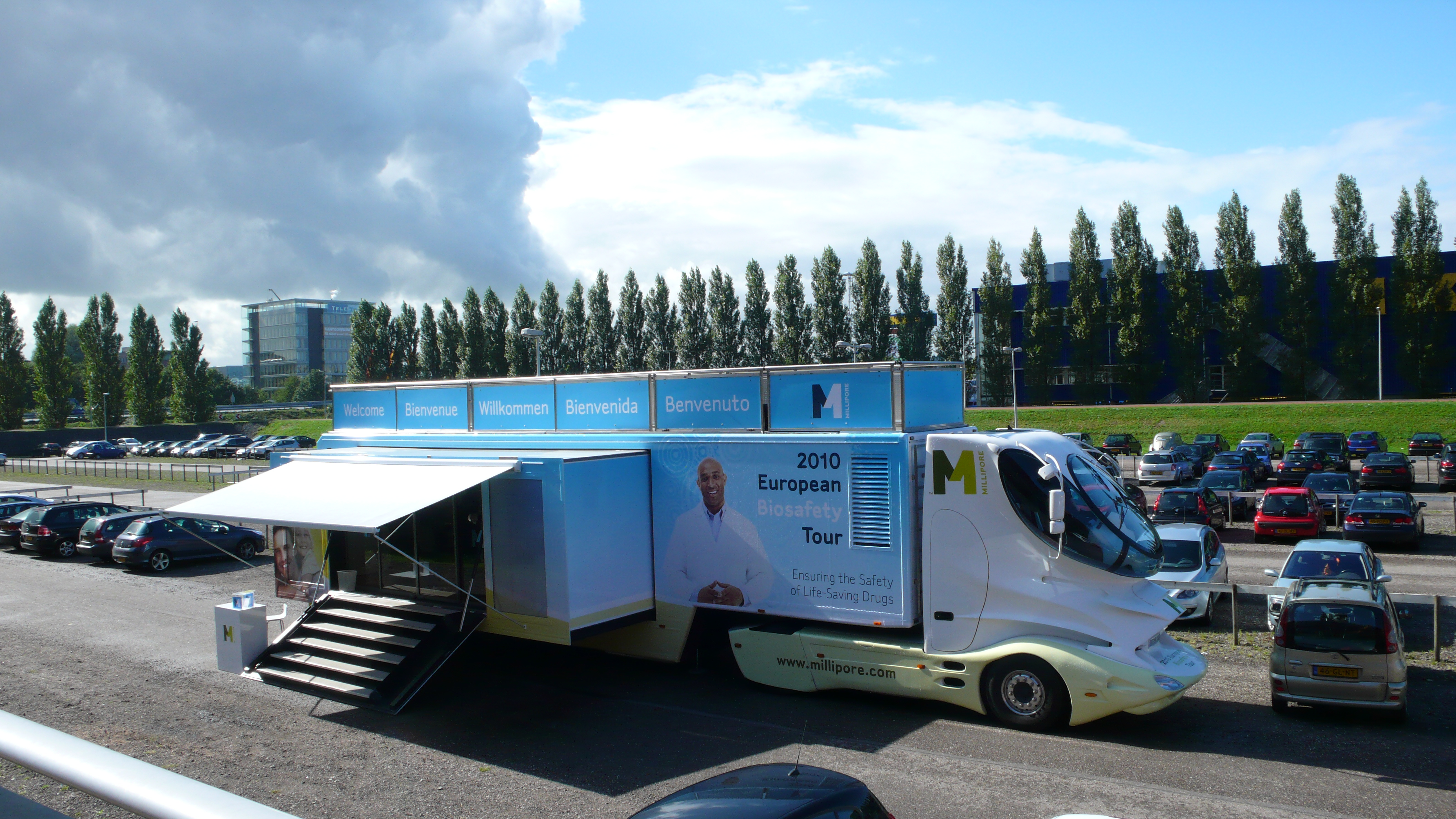 Showtruck mit ausgefahrener Raumerweiterung auf Parkplatz.