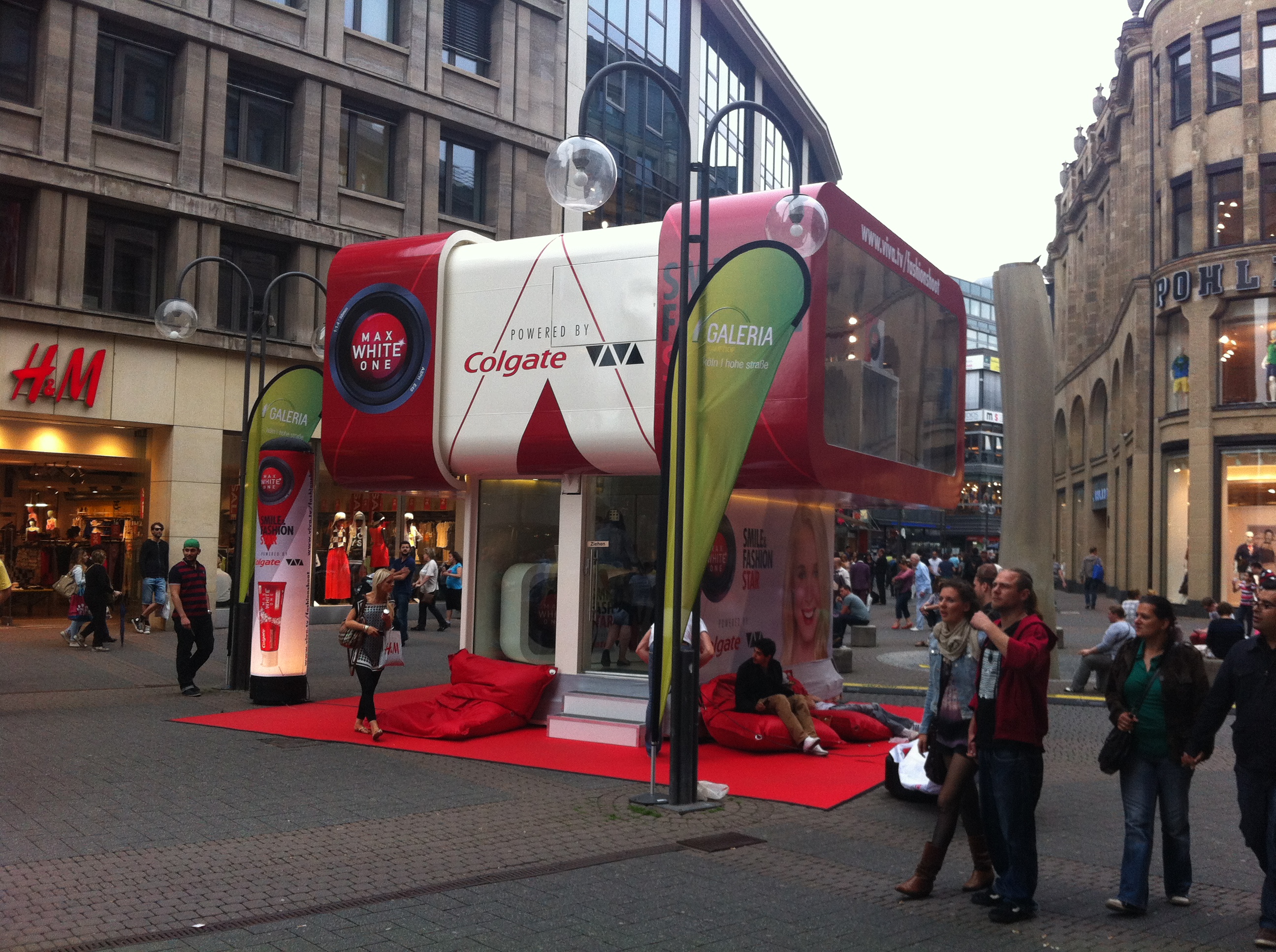 Colgate Promotion-Container: Sonderbau in quadratischer Pilzform auf Stadtplatz.  