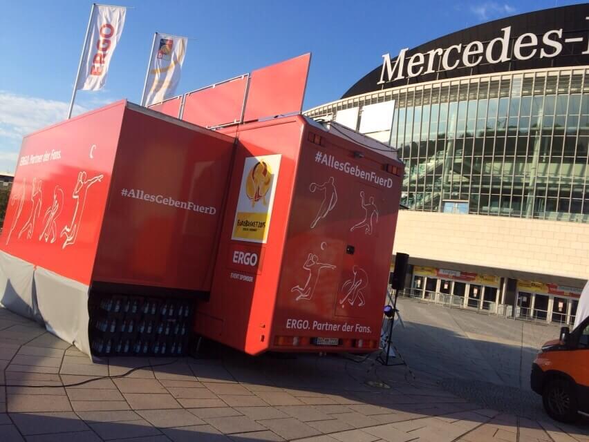Roter ERGO-Eventtruck zur EuroBasket 2015 mit ausgefahrener Raumerweiterung vor der Mercedes-Benz Arena in Berlin.