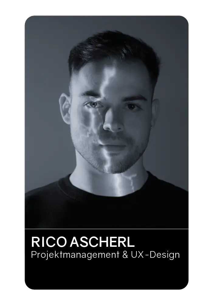 Eine Mitarbeiter Karte. Der Mitarbeiter heißt Rico Ascherl und ist für Projektmanagement und UX Design zuständig.