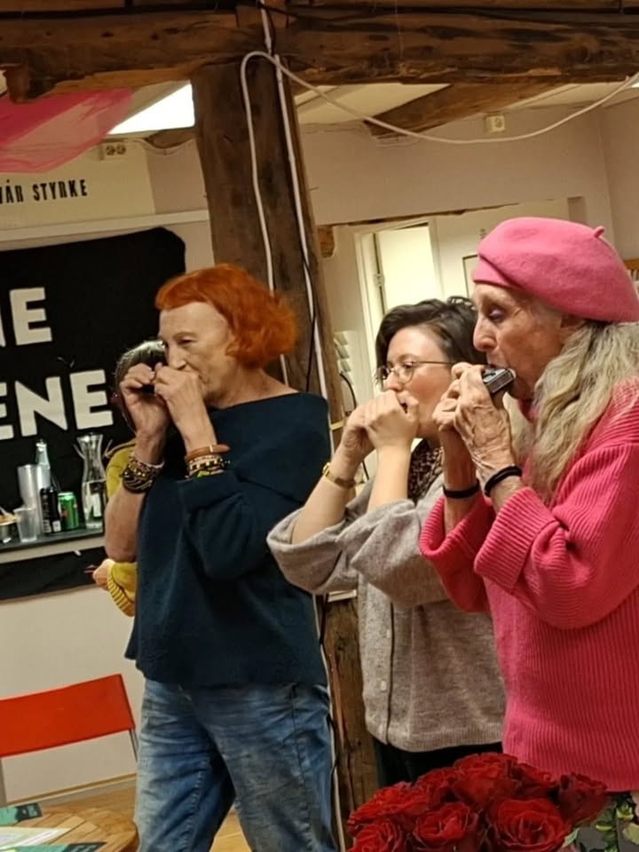 Munnspillgruppen FRED og HARMONICA inviterer til allsang på antiKRIG/FREDsanger