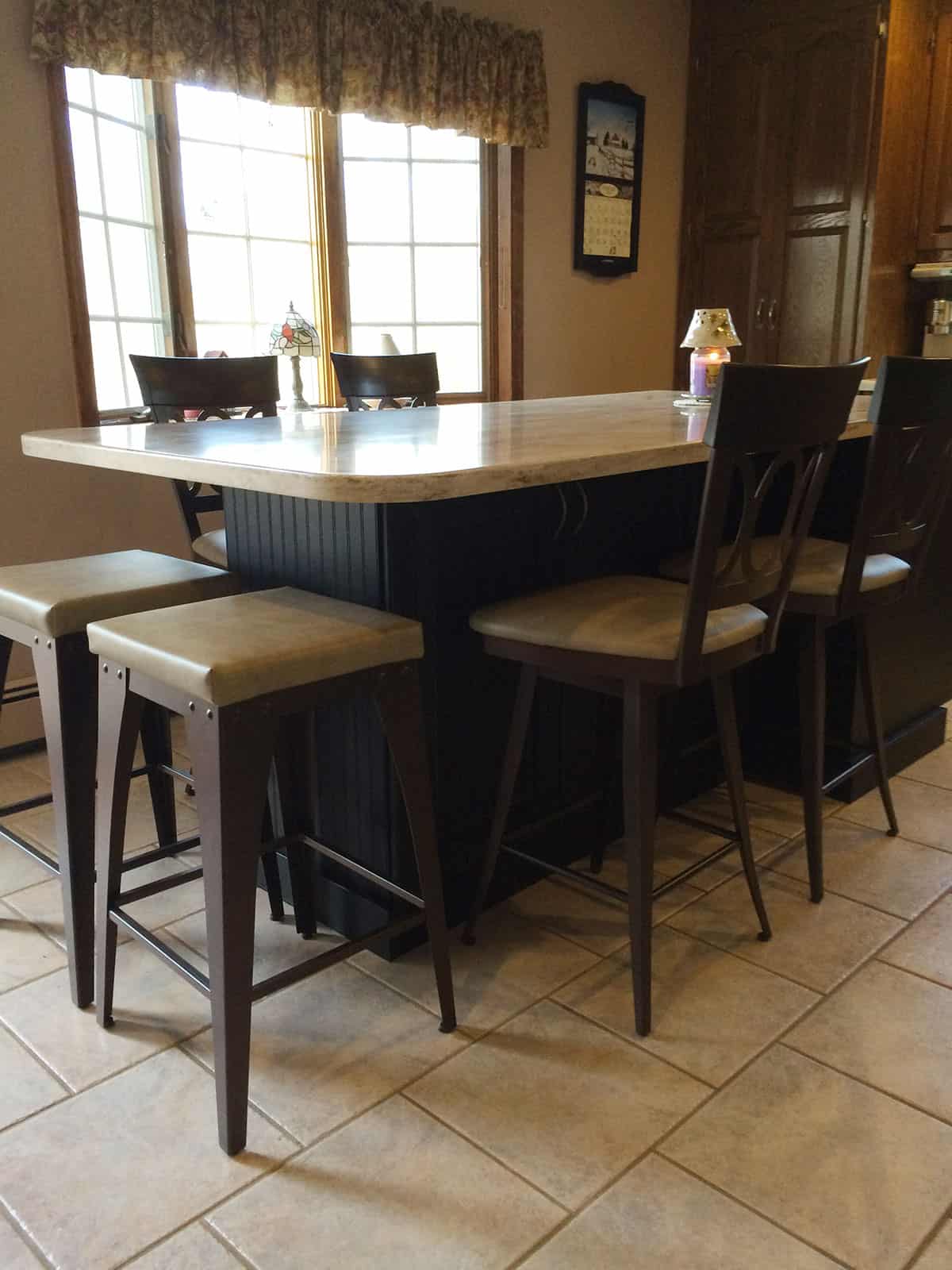 kitchen stools with backs and no backs