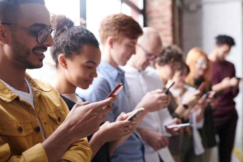 People looking at mobile video ads