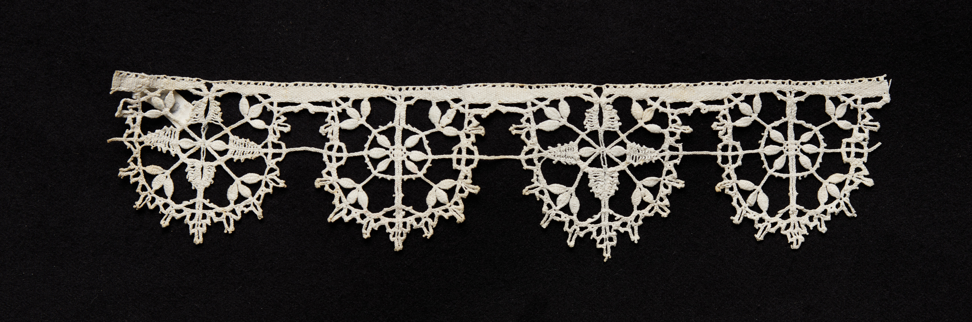 Bobbin Lace (Needlepoint Design) Edging of Points. Second half of 16th century. Italy, Genoa. Source: Cleveland Museum of Art.