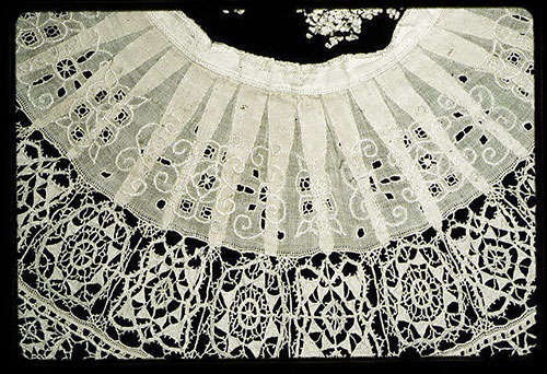 Lace standing collar made using the punto in aria technique. Possibly French, about 1610-1620. Source: The Metropolitan Museum of Art.