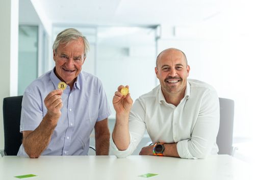 Bjorn og Stig hender holder bitcoin-mynter