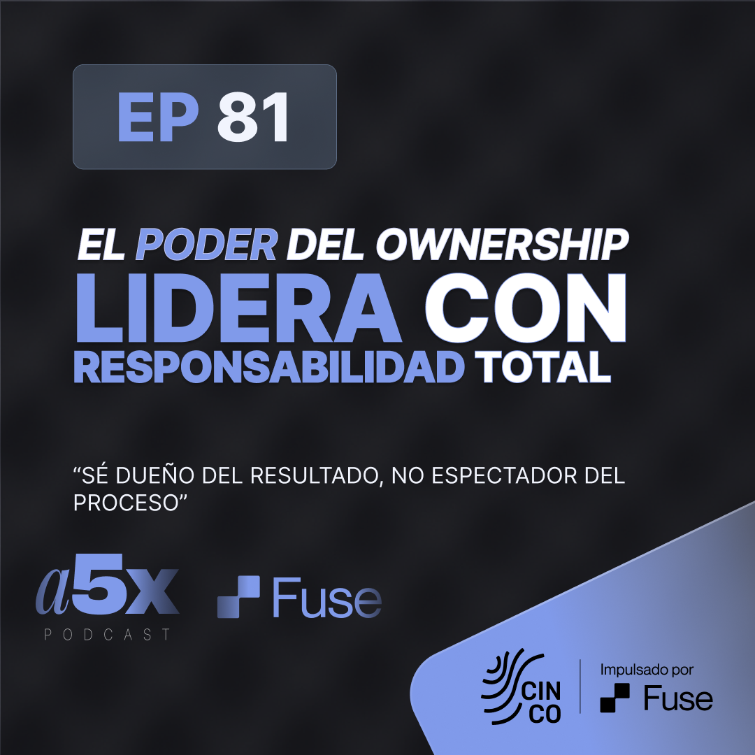 La imagen promocional del episodio 81 del podcast A5X muestra a los anfitriones sonriendo sobre un fondo oscuro, transmitiendo confianza y cercanía. En el centro se destaca el título del episodio en letras grandes y llamativas: “Lidera con responsabilidad total”, acompañado del subtítulo “El poder del ownership”. En la parte inferior se incluye la frase inspiradora “Sé dueño del resultado, no espectador del proceso”, junto a los logotipos de A5X, Fuse y CINCO, que refuerzan la identidad del programa y su propósito de impulsar el liderazgo extremo en el entorno empresarial.