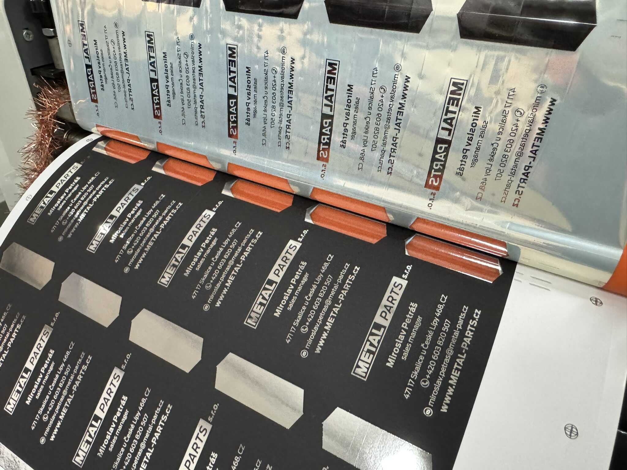 Digitální metalická ražba, sleeking, stříbrná folie, výroba na stroji