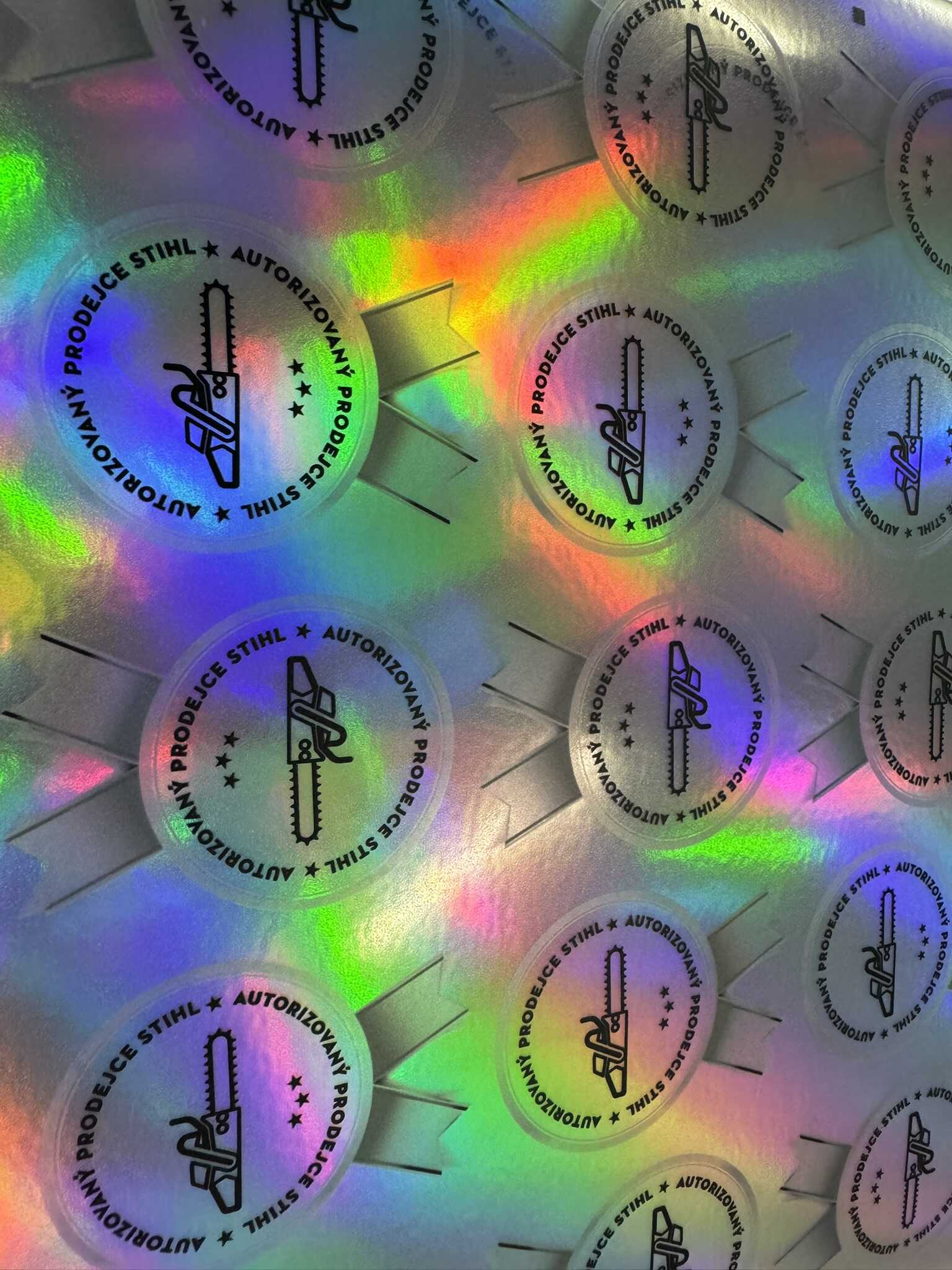 kiss cut, digitální výřez, samolepky arch, pečetě, holografická folie