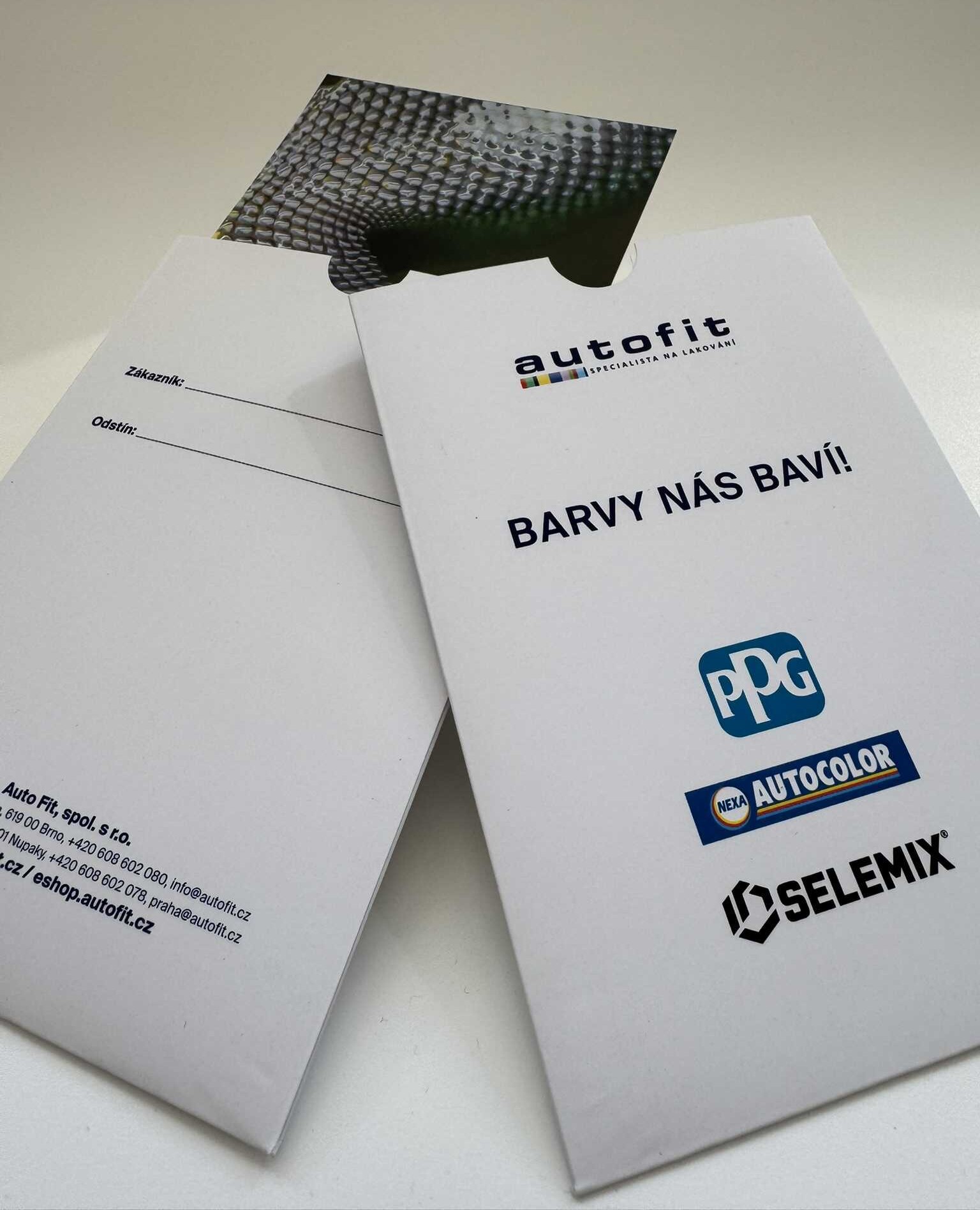 tvarový výřez a lepení obalu na karty