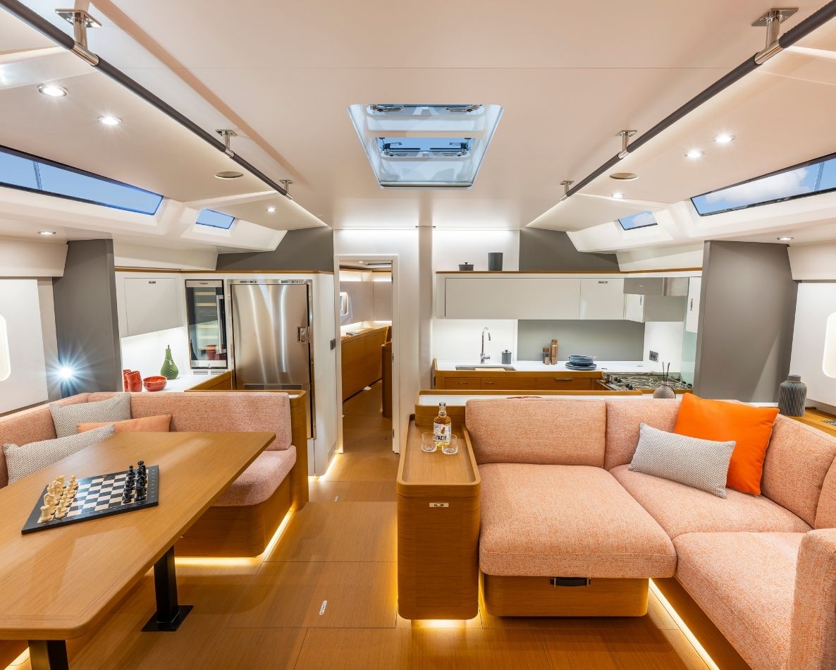 Dinette del First 60 di Beneteau