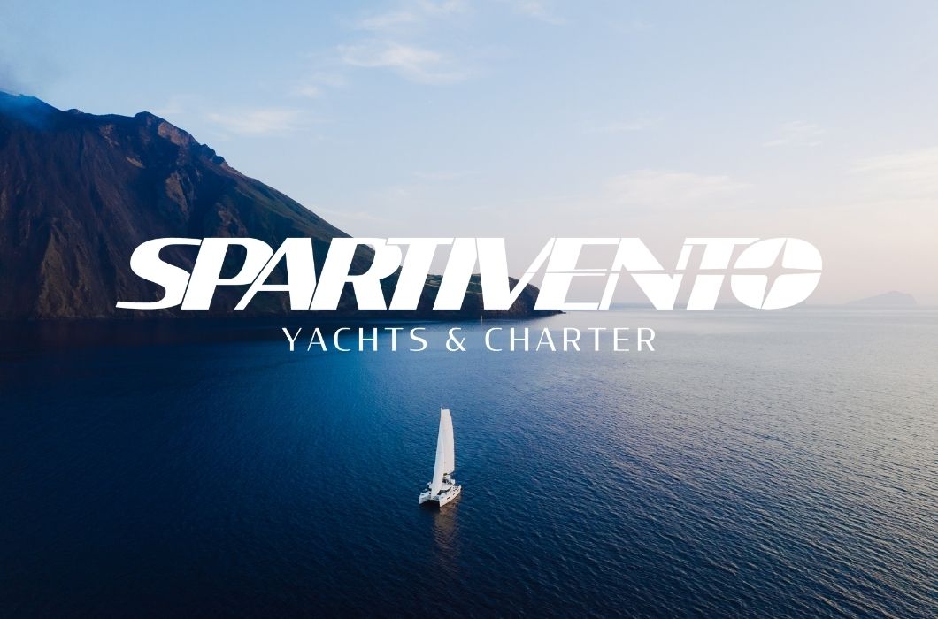 Catamarano Spartivento che naviga alle Eolie, con il nuovo logo del gruppo in display