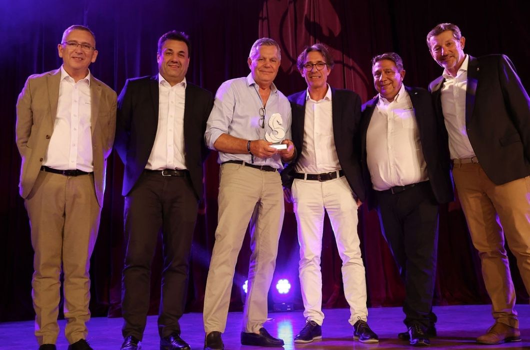 Spartivento Yachts riceve il premio Best Customer Service Beneteau al Dealer Meeting di giugno 2026