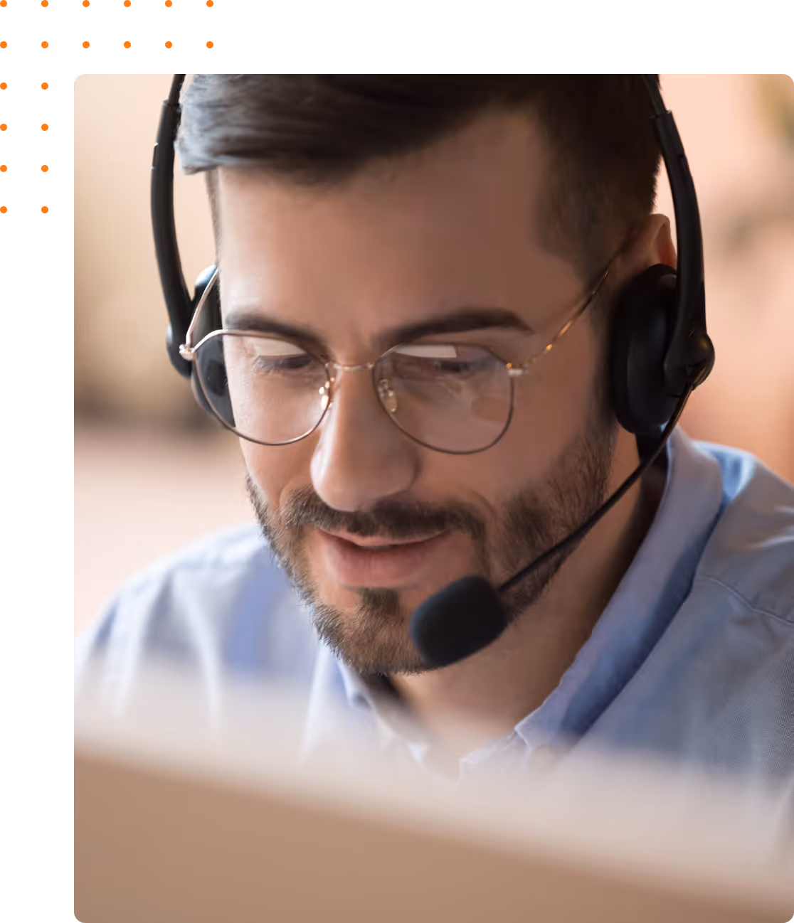 Ein Booking Manager der telefoniert.