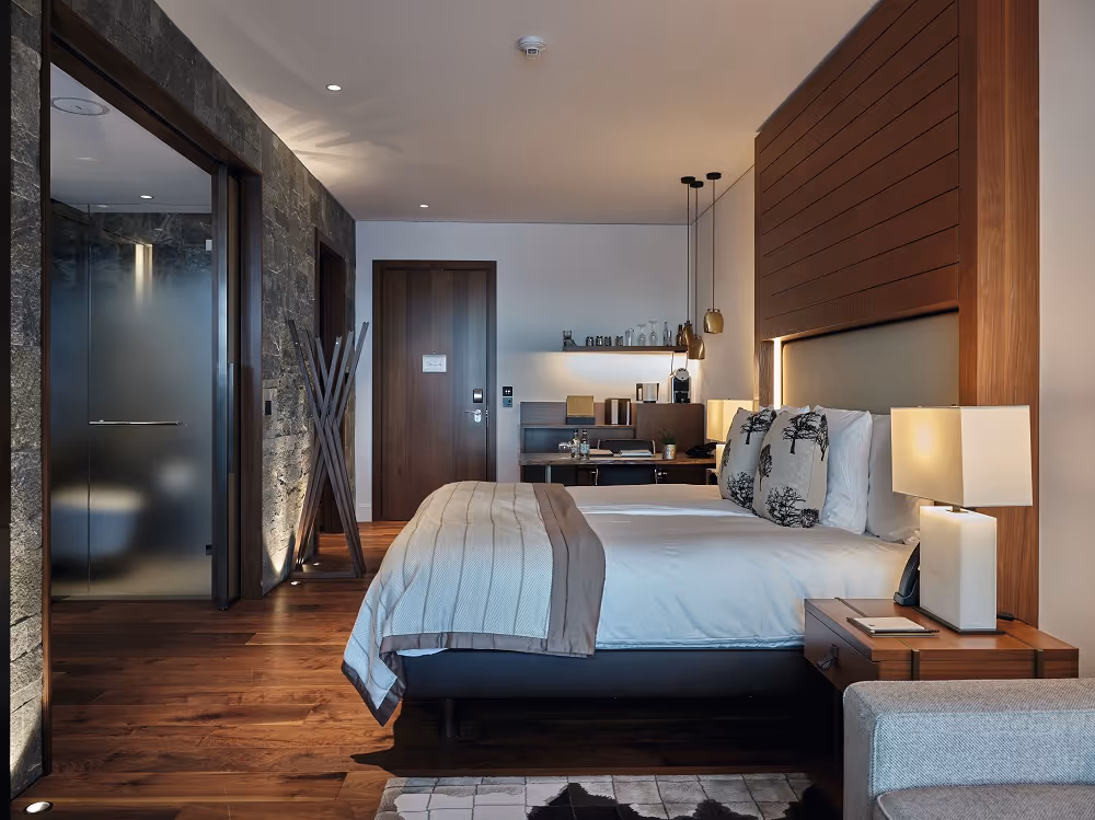 Déplacement sans entrave des clients et des employés dans un complexe de luxe surplombant le lac des Quatre-Cantons.
