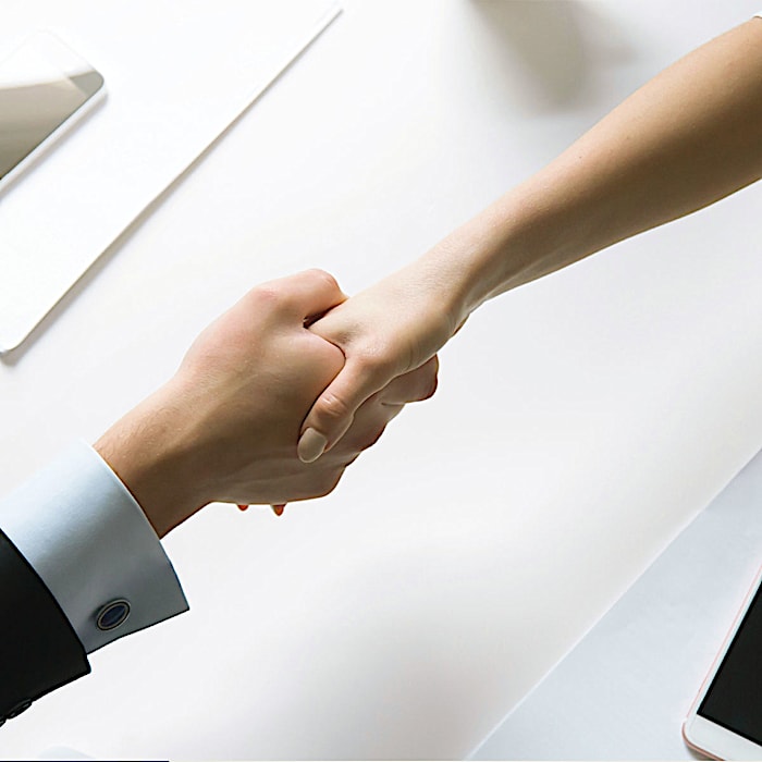 Two people shaking hands, used as an alliance metaphor for the evolo Alliance access system rather than a product photograph.