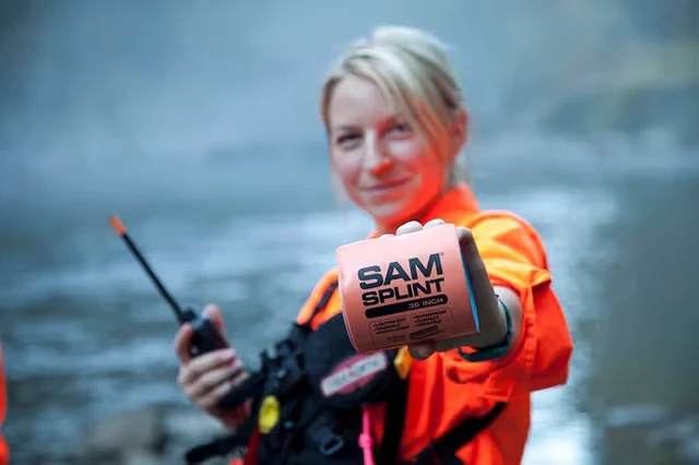 First responder holding a sam splint