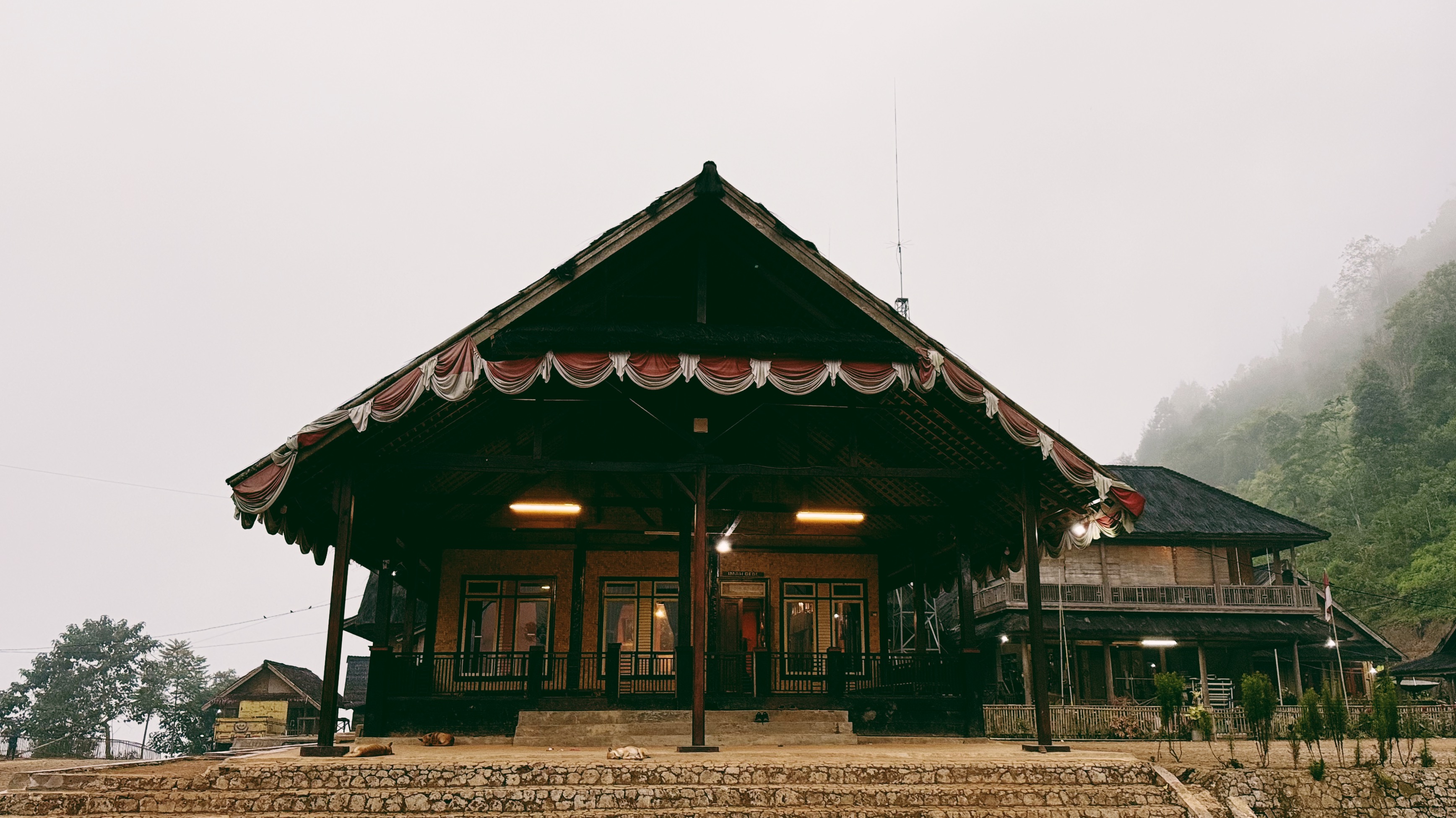 Displayed image from the thumbnail slider