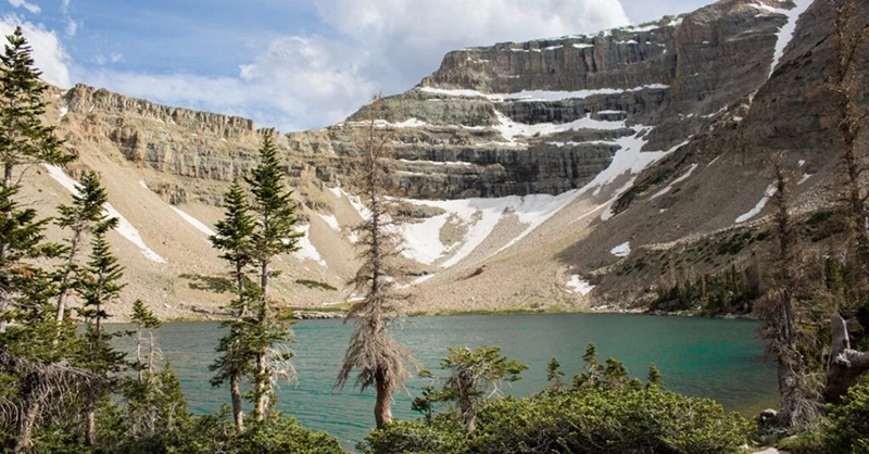 A lake in front of a mountain 