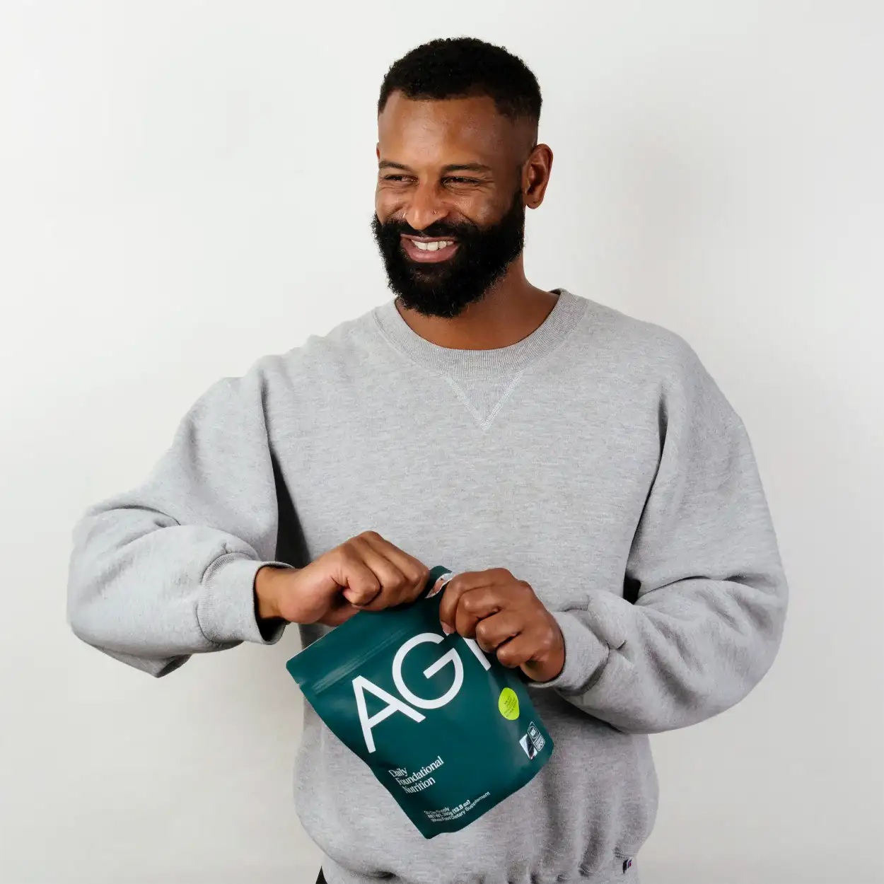 Imagery that positions AG1 between performance and lifestyle, showing how real people integrate daily nutrition into modern routines with clarity.G