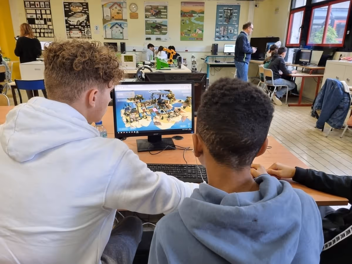Deux élèves jouent à Forindustrie en classe