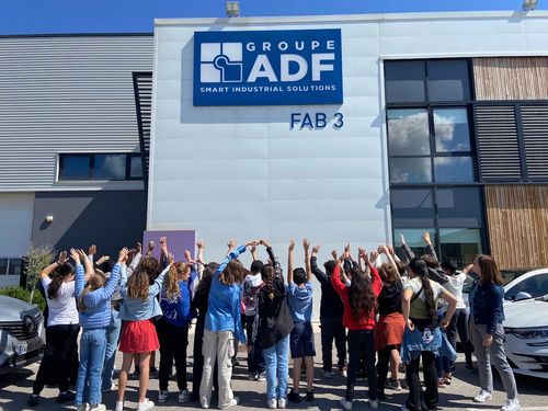 Une classe visite un site industriel après avoir gagné Forindustrie l'Univers Extraordinaire