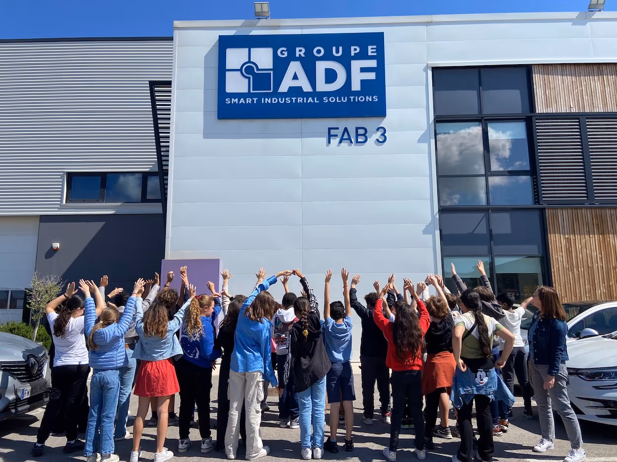 Une classe visite un site industriel après avoir gagné Forindustrie l'Univers Extraordinaire