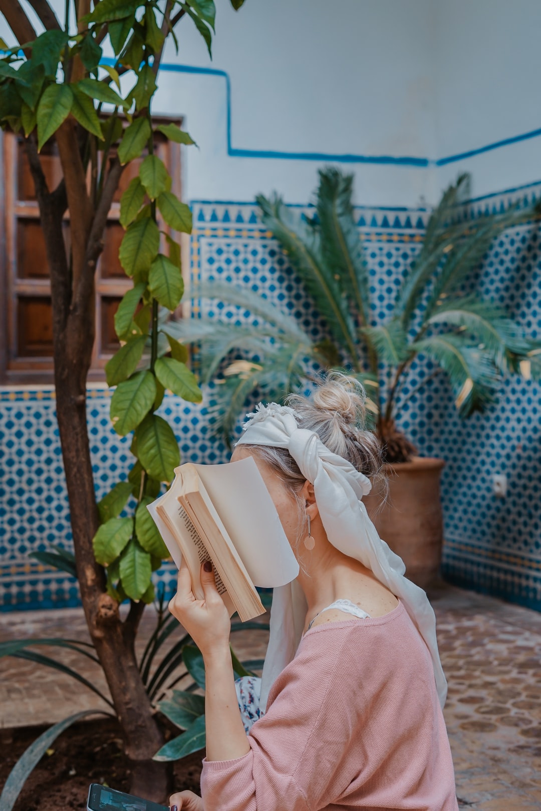 While everybody was having fun by the pool, I was having my kind of fun by wondering around our lovely raid with a tripod, book and a remote.