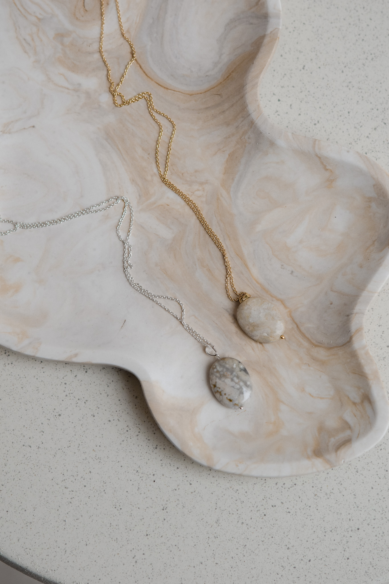 kamínková víla ženy v objetí se šperky s pravých minerálů