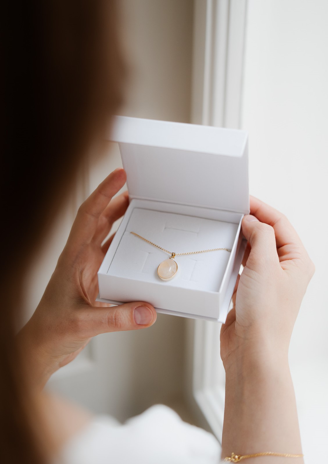 kamínková víla zážitek z rozbalení dárkové krabičky se šperky s květinami