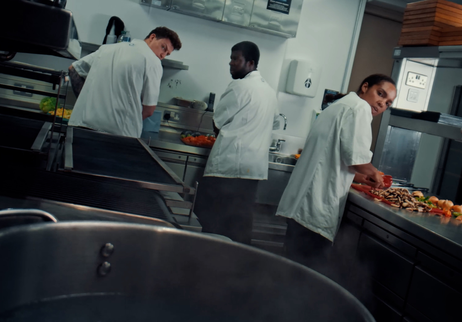 TINIE TEMPAH FT. SKEPSIS - EAT IT UP