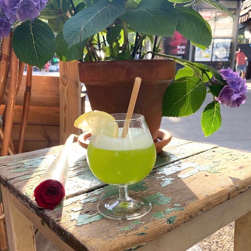 Cocktail avec une paille en canne à sucre