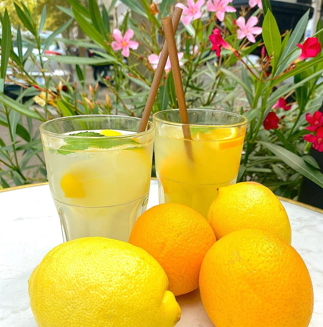 Cocktail avec une paille en marc de café